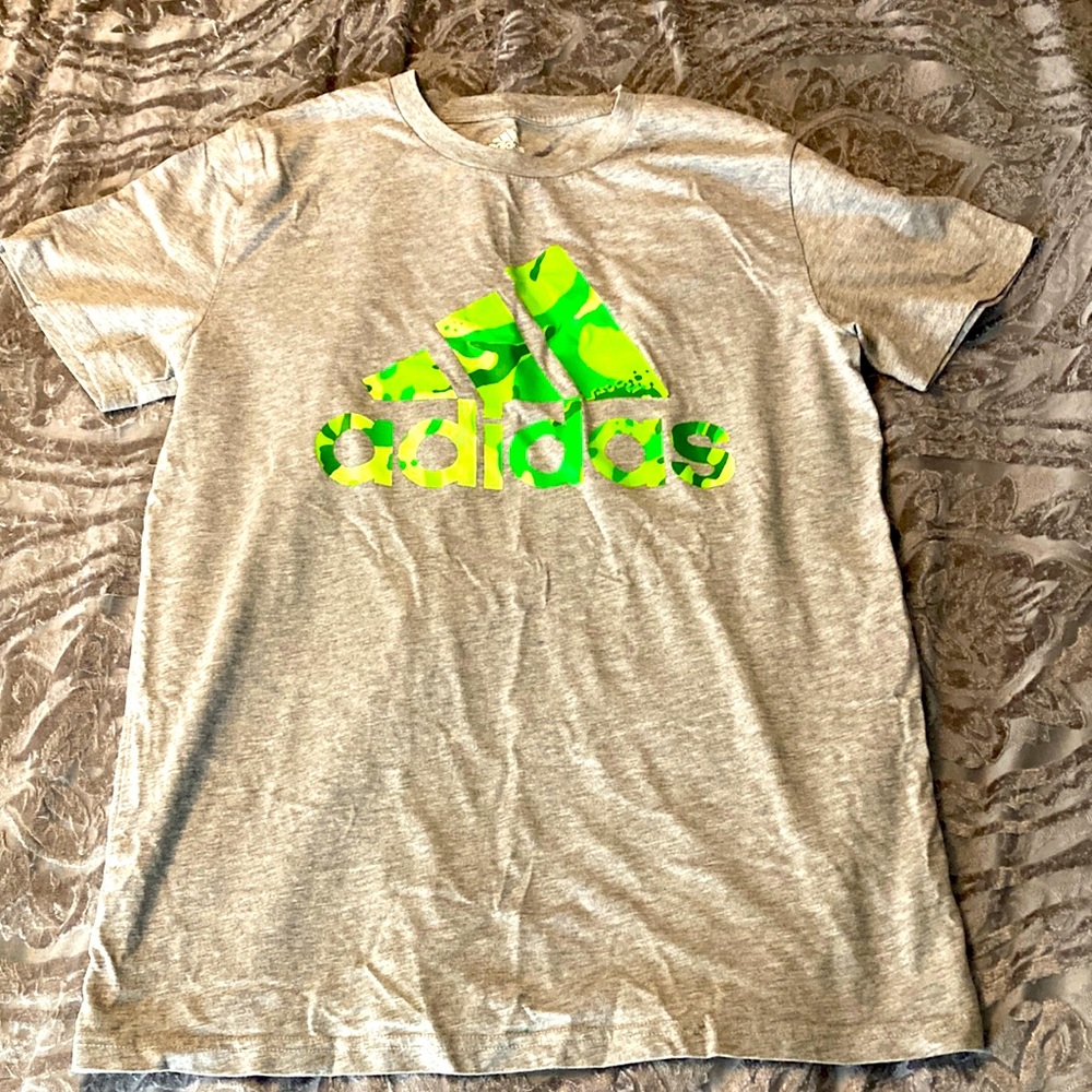 Boys Adidas Shirt Size XL (18/20) T-Shirt Like New!